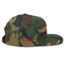 Load image into Gallery viewer, hySyd Classic Snapback Cap (camo-green/red)